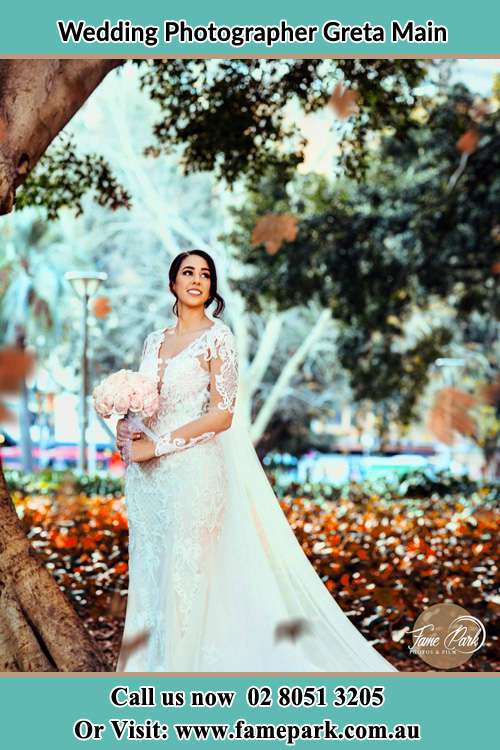 Photo of the Bride holding flowers in the garden Greta Main